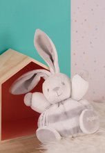 Za dojenčke - Plišasti zajček z ropotuljico BeBe Pastel Chubby Kaloo 30 cm v darilni embalaži za najmlajše sivo-krem od 0 mes_3