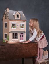Dřevěné domky pro panenky - Dřevěný městský domeček pro panenku Foxtail Villa Tender Leaf Toys 12 dílů vybavený nábytkem výška 71 cm_3