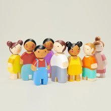 Lesene hišice za figurice - Lesene figurice družina Sunny Doll Family Tender Leaf Toys mama očka in 2 otroka_0