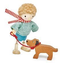 Fa babaházak  - Fa apuka figura kutyussal Mr Goodwood Tender Leaf Toys pulcsiban sétálva_0