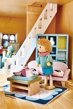 Dřevěné domky pro panenky - Dřevěná postavička otec se psem Mr. Goodwood Tender Leaf Toys na procházce v pulovru_1