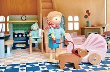 Căsuțe pentru păpuși din lemn - Figurină tătic din lemn cu câine Mr Goodwood Tender Leaf Toys plimbându-se în pulover_3