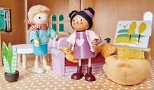Dřevěné domky pro panenky - Dřevěná postavička otec se psem Mr. Goodwood Tender Leaf Toys na procházce v pulovru_5