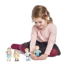 Drevené domčeky pre bábiky - Drevená postavička mama s bábätkom Mrs. Goodwood Tender Leaf Toys vo svetri a s klokankou_2
