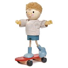 Drewniane domki dla lalek - Drewniana postać chłopca na desce do jazdy Edward i jego deska do jazdy Tender Leaf Toys w pulowerze_0