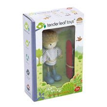 Case in legno per bambole - Figurina ragazzo in legno su uno skateboard Edward And His Skateboard Tender Leaf Toys con un pullover_1