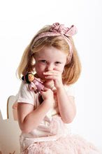 Holzhäuser für Puppen - Holzfigur mit Katze Freundin Ayana Tender Leaf Toys in einem rosa Mantel_0