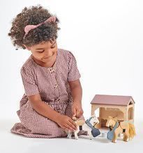 Drevené domčeky pre bábiky - Drevená stajňa s koňmi The Stables Tender Leaf Toys s dekou a doplnkami_0
