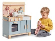 Dřevěné kuchyňky - Dřevěná kuchyňka s chlebem Home Kitchen Tender Leaf Toys s čajníkem, šálky a nádobím_2