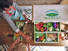 Drevené detské obchodíky - Drevený obchod Farmer's Market Stall Tender Leaf Toys 15-dielna súprava s ovocím a zeleninou_1