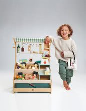 Supermarketuri de jucărie din lemn - Magazin din lemn cu lămpi General Stores Tender Leaf Toys cu geantă și rafturi_3