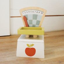 Drevené detské obchodíky - Drevená váha Market Scales Tender Leaf Toys na váženie potravín_0