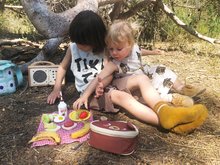 Dřevěné kuchyňky - Dřevěná sada na výlet Little Bear's Picnic Tender Leaf Toys s taškou a potravinami_3