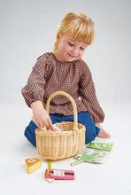 Dřevěné kuchyňky - Dřevěný košík s tulipány Wicker Shopping Basket Tender Leaf Toys s čokoládou limonádou sýrem a jinými potravinami_1