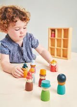 Jucării pentru dezvoltarea abilitătii copiiilor - Hotel din lemn Happy Folk Hotel Tender Leaf Toys cu 9 figurine în camere_1