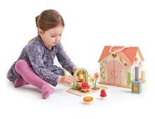 Drevené domčeky pre bábiky - Drevený lesný domček Rosewood Cottage Tender Leaf Toys s hojdačkou záhradkou a 4 postavičkami_1