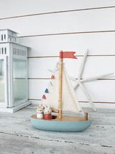Drevené didaktické hračky - Drevená plachetnica Sailaway Boat Tender Leaf Toys s dvoma plachtami a zajačik s medvedíkom_0