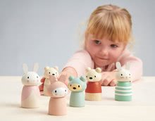 Drevené domčeky pre bábiky - Drevená zajačia rodinka Bunny Tales Tender Leaf Toys otec a mama so zajačikom_6