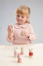 Drevené domčeky pre bábiky - Drevená zajačia rodinka Bunny Tales Tender Leaf Toys otec a mama so zajačikom_8