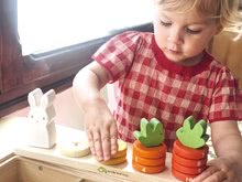 Dřevěné naučné hry - Dřevěná rostoucí mrkev Counting Carrots Tender Leaf Toys s očíslovanými kroužky a zajíčkem od 18 měsíců_2