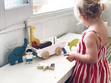 Drewniane zabawki edukacyjne - Drewniany chłopczyk i dziewczynka z zwierzątkami The Friend Ship Tender Leaf Toys na wózku, 12 części_3