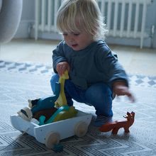 Drewniane zabawki edukacyjne - Drewniany chłopczyk i dziewczynka z zwierzątkami The Friend Ship Tender Leaf Toys na wózku, 12 części_4