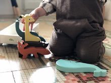 Drevené didaktické hračky - Drevený chlapček a dievčatko so zvieratkami The Friend Ship Tender Leaf Toys na vozíku, 12 dielov_7