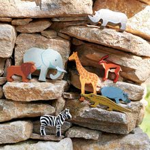Drevené didaktické hračky - Drevené divoké zvieratká na poličke 24 ks Safari set Tender Leaf Toys krokodíl slon zebra antilopa žirafa nosorožec hroch lev_1
