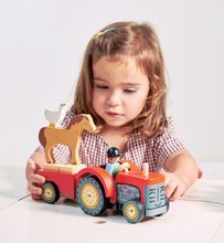 Dřevěná auta  - Dřevěný traktor s vlečkou Farmyard Tractor Tender Leaf Toys s figurkou farmáře a zvířátky od 18 měsíců_0