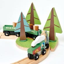 Dřevěné vláčky a vláčkodráhy - Dřevěná vláčkodráha v borovicovém lese Wild Pines Train set Tender Leaf Toys s vlakem a auty zvířátka s přírodou_5