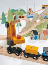 Dřevěné vláčky a vláčkodráhy - Dřevěná vláčkodráha vysokohorská Mountain View Train Set Tender Leaf Toys cesta kolem světa přes města a hory 58 dílů a doplňky_5