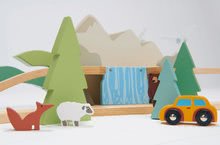 Dřevěné vláčky a vláčkodráhy - Dřevěná vláčkodráha vysokohorská Mountain View Train Set Tender Leaf Toys cesta kolem světa přes města a hory 58 dílů a doplňky_22