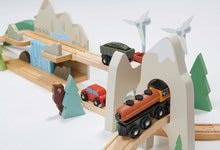 Dřevěné vláčky a vláčkodráhy - Dřevěná vláčkodráha vysokohorská Mountain View Train Set Tender Leaf Toys cesta kolem světa přes města a hory 58 dílů a doplňky_23