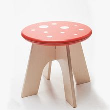 Detský drevený nábytok -  NA PREKLAD - Silla de madera Hongo Toadstool de Tender Leaf Toys muchotrávka con asiento a rayas rojas_1