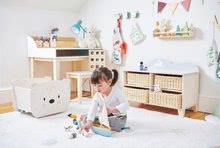 Detský drevený nábytok - Drevená skrinka so zajačikom Bunny Storage Unit Tender Leaf Toys so 4 odkladacími košmi z úpletu_5