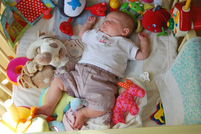 Spící miminko s hračkami