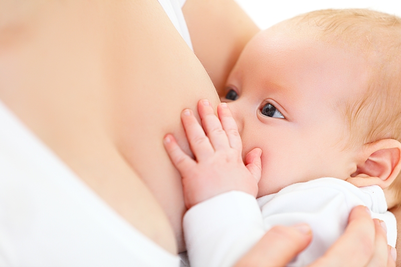 Dojčenie na požiadanie je dôležitou súčasťou kontaktného rodičovstva.