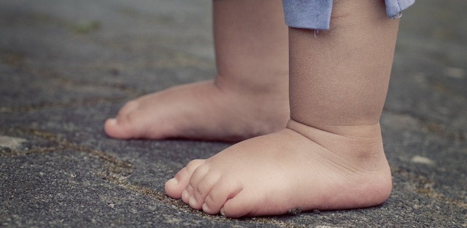 A mezítláb járás segít a gyermeki láb helyes fejlődésében.