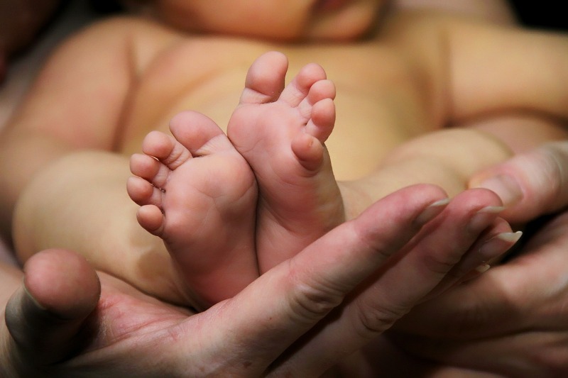 Az újszülött lába nem ugyanolyan felépítésű, mint egy felnőtt ember lába.