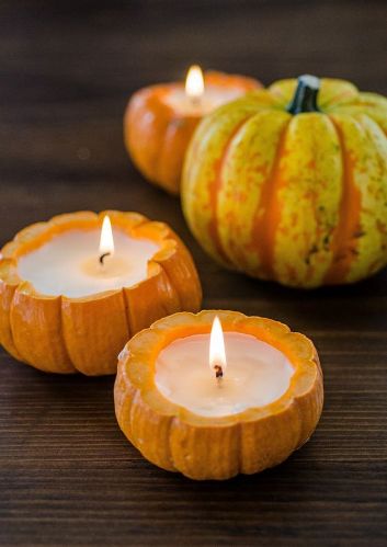 Svietniky alebo sviečky z tekvičky pre jesennú atmosféru.