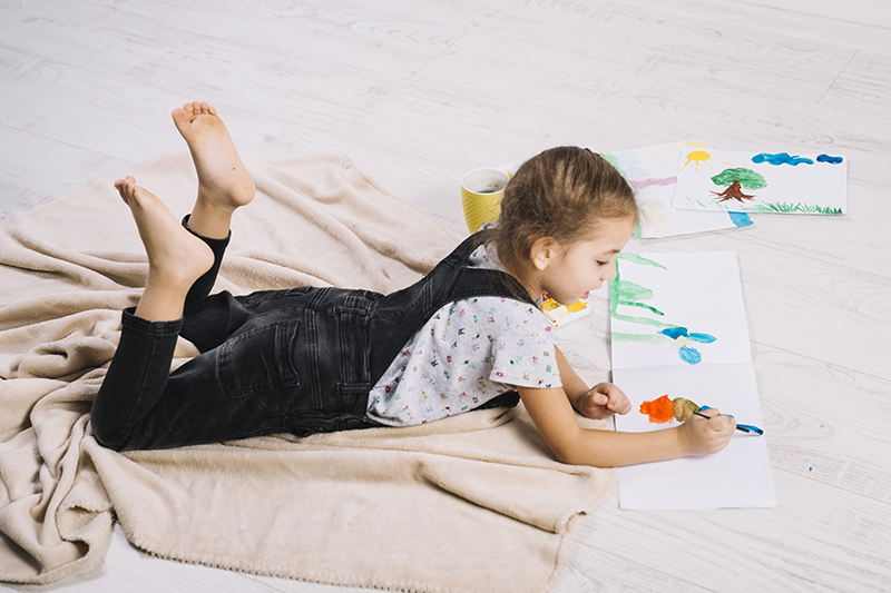 Dievča maľuje farbami