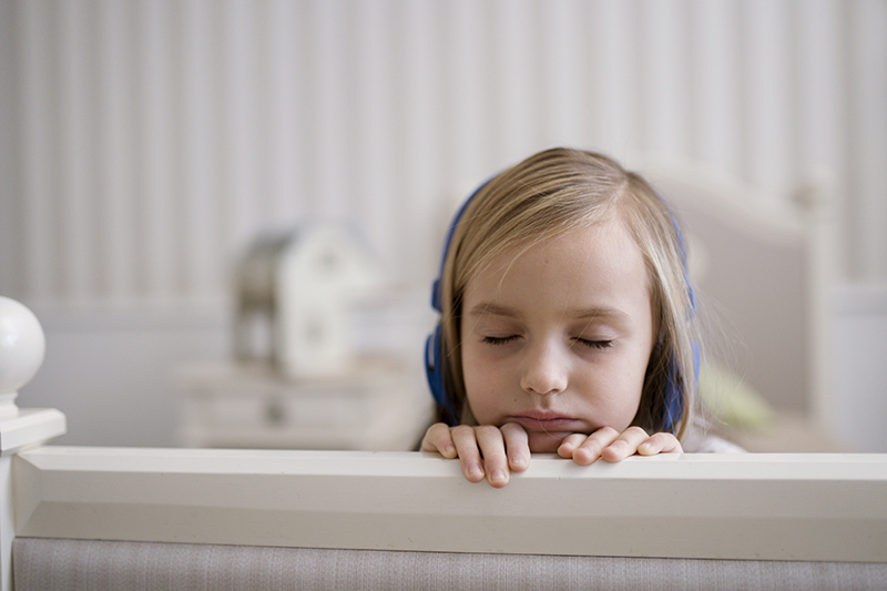 Dievčatko so slúchadlami