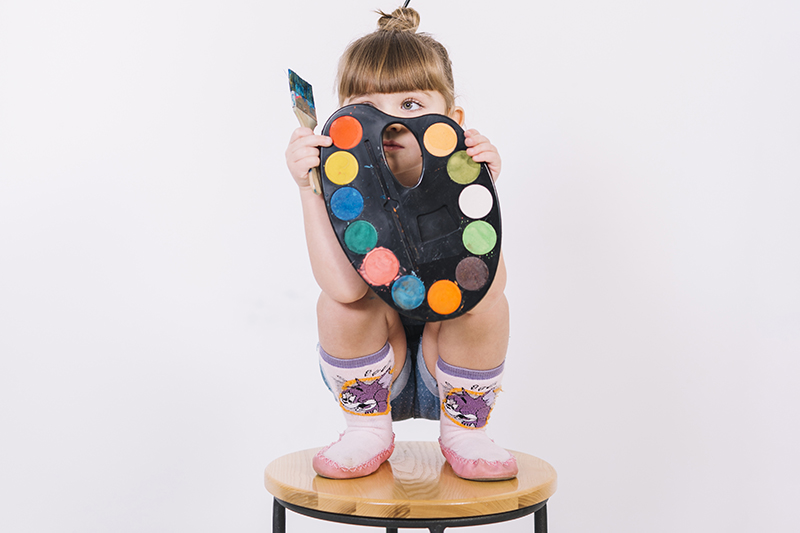 Dievčatko s paletou farieb