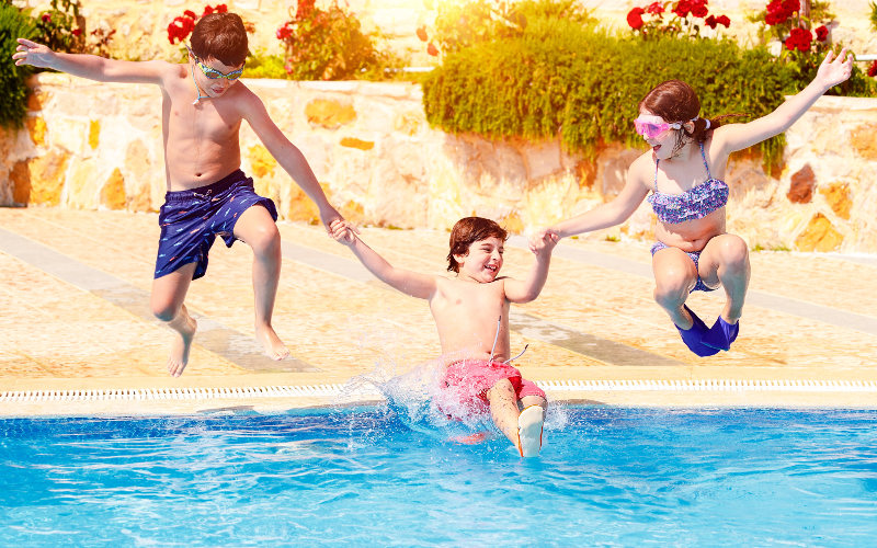 Enfants a la piscine