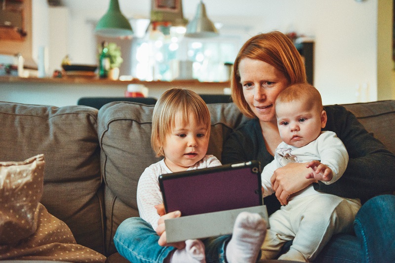 Gyerekek és tablet kepernyő 