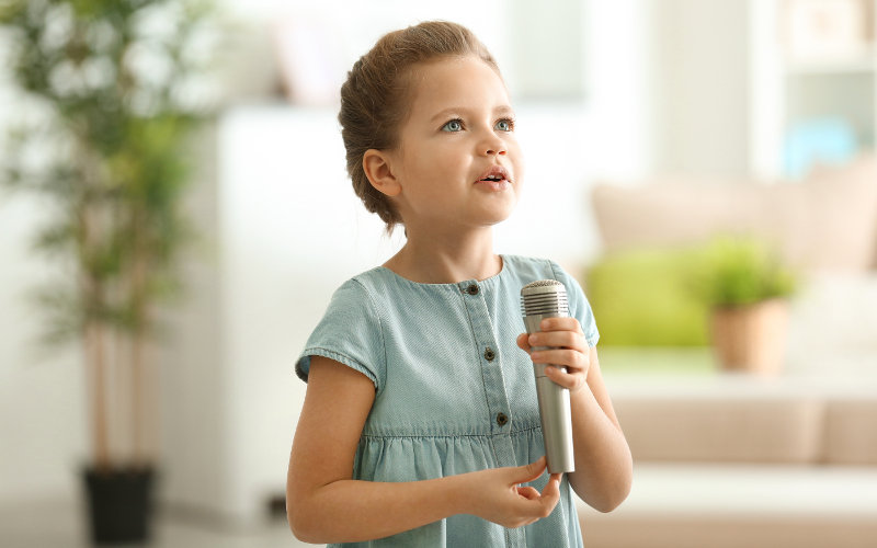 Kislány mikrofonnal
