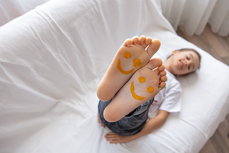 Kindliche Fußsohlen mit Smiley