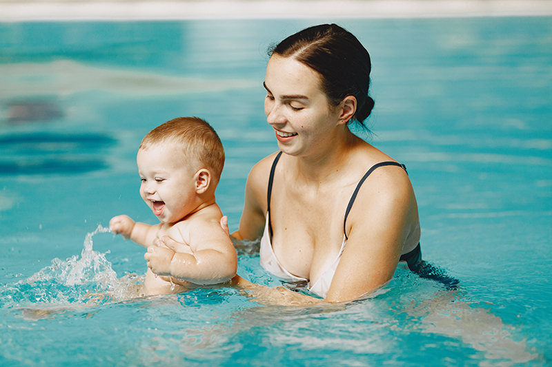 Lekcie plávania s bábätkom