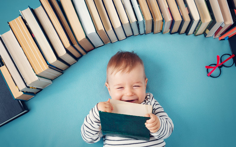 Malý chlapeček s knihami
