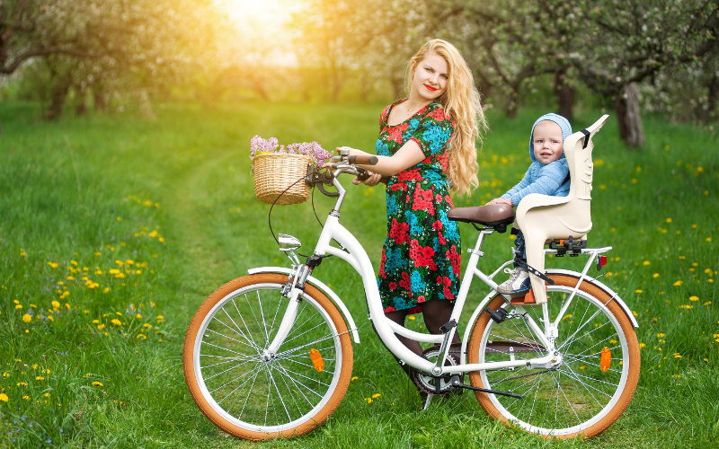 Mamă cu copilul pe bicicletă